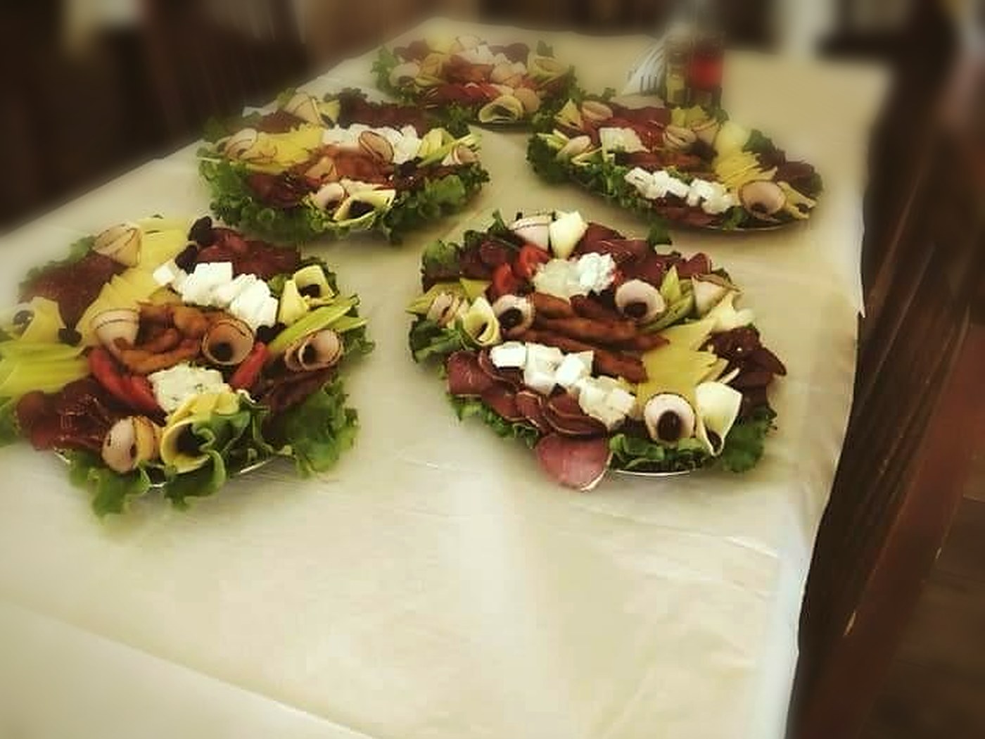 Pjata me meze të ftohta, djathë dhe mish i tharë