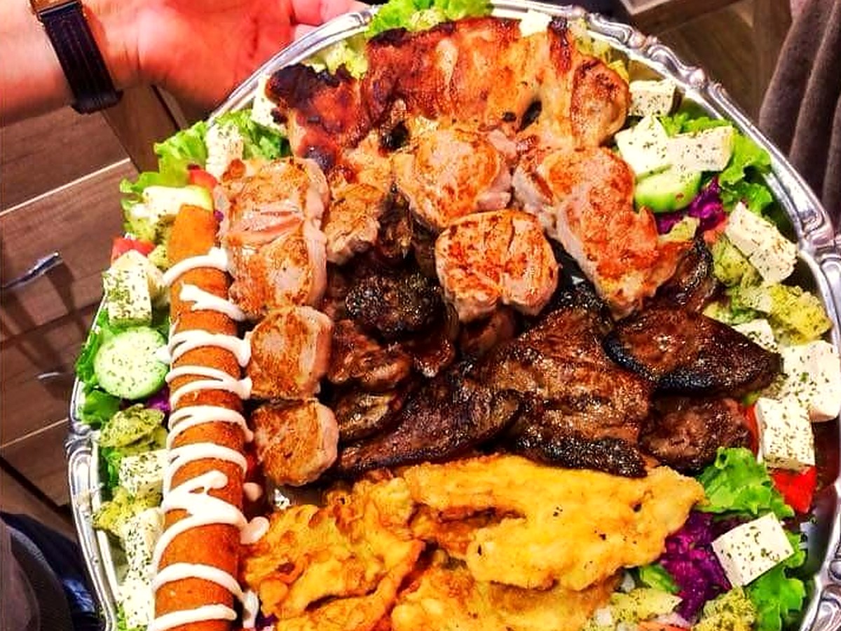 Pjata e madhe me mish të përzier në zgarë