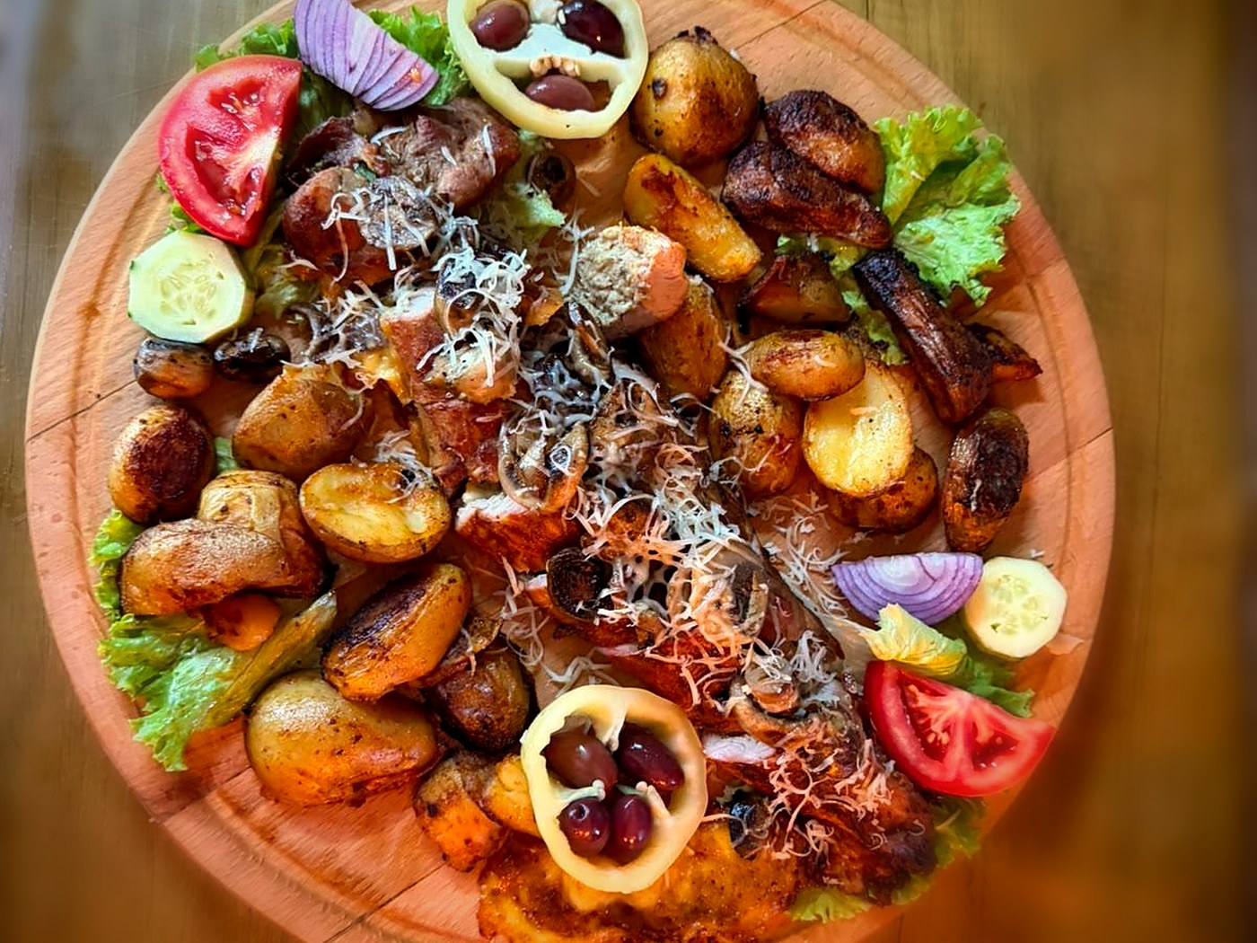 Pjatë e përzier me mish, patate, kërpudha dhe djathë